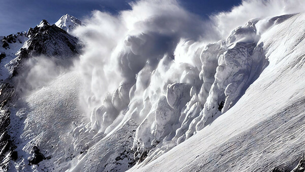 Le risque d'avalanches est toujours très élevé dans les Alpes à cause des fortes chutes de neige
